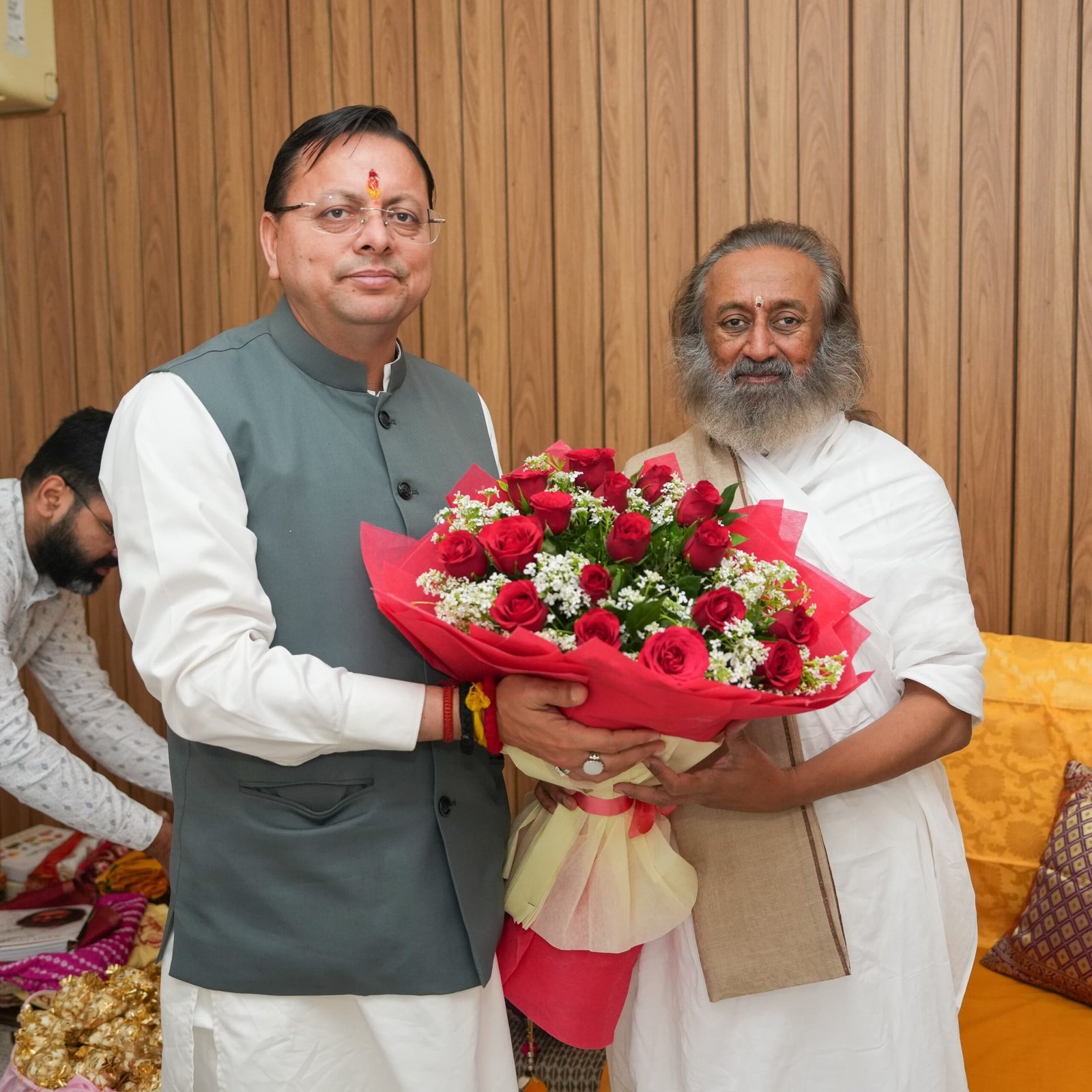 मुख्यमंत्री  पुष्कर सिंह धामी ने बुधवार को ऋषिकेश में श्री श्री रविशंकर जी से शिष्टाचार भेंट कर लिया आशीर्वाद
