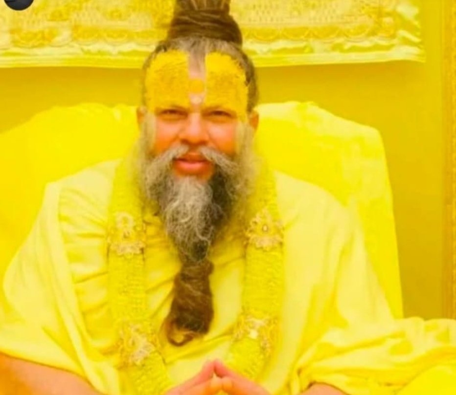 दुनिया में डॉक्टर शरीर का इलाज करते हैं, लेकिन एक सच्चा संत इंसान की आत्मा को मज़बूत कर देता है। महाराज प्रेमानंद जी का यह संदेश सिर्फ़ शब्द नहीं, बल्कि करोड़ों भक्तों का संबल है। जय जय श्री राधे।