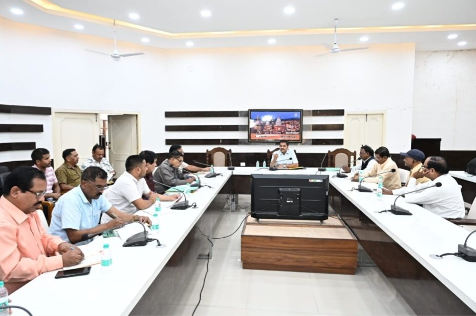 जनपद में विशेष गहन पुनरीक्षण कार्यक्रम के सफल क्रियान्वयन हेतु जिला अधिकारी मयूर दीक्षित के निर्देशन में उप निर्वाचन अधिकारी/अपर जिलाधिकारी प्रशासन जितेंद्र कुमार की अध्यक्षता में राजनीतिक दलों के प्रतिनिधियों के साथ जिला कार्यालय सभागार में बैठक आयोजित की गई।