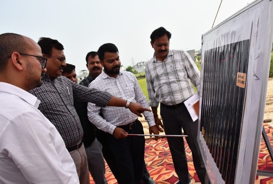 मुख्य सचिव आनंद बर्द्धन ने अपने एक दिवसीय काशीपुर भ्रमण के दौरान सिडकुल द्वारा निर्माणाधीन एरोमा पार्क, इलेक्ट्रॉनिक मैनुफैक्चरिंग क्लस्टर पार्क, एस्कॉर्ट फार्म में सिडकुल क्षेत्रीय कार्यालय, सिडकुल की हेमपुर नेपा फार्म में 803 एकड़ भूमि, फोर लेन स्वीकृत राष्ट्रीय राजमार्ग काशीपुर-रामनगर, काशीपुर बाईपास रिंग रोड का अधिकारियों के साथ स्थलीय निरीक्षण किया।