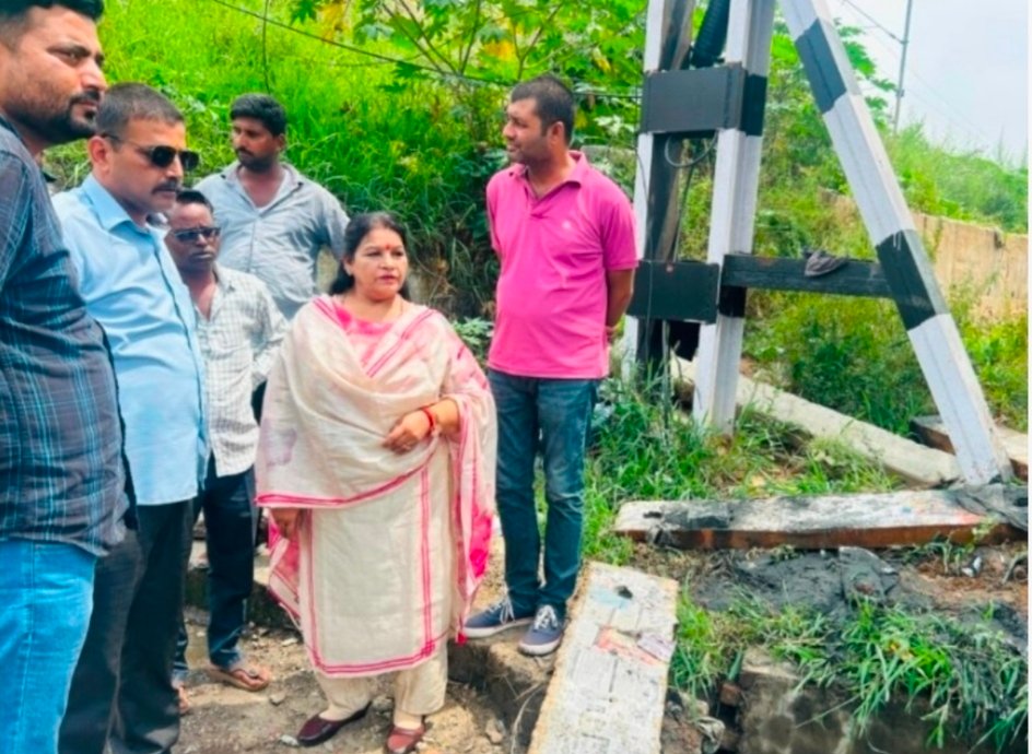 मेयर किरण जैसल ने भगत सिंह चौक पर नाला सफाई कार्यो का निरीक्षण किया व अधिकारियों को आवश्यक दिशा निर्देश दिए।