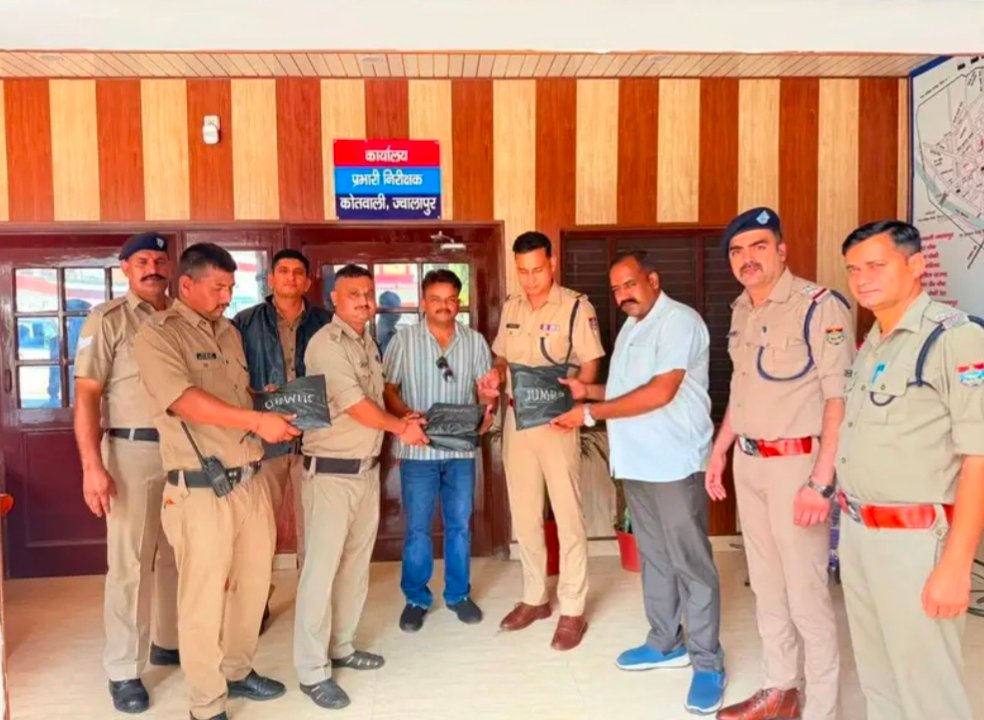 बारिश भी नहीं रोक पाई पुलिस का जज़्बा! कांवड़ ड्यूटी पर डटे जवानों को मिला सम्मान, रेनकोट बांटकर बढ़ाया हौसला।