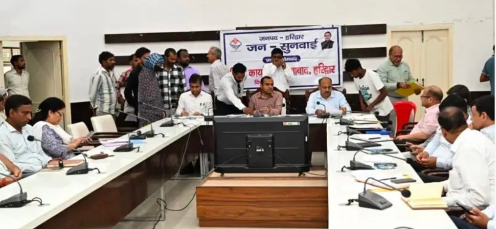 डीएम मयूर दीक्षित का सख्त एक्शन! जनसुनवाई में 9 शिकायतों का मौके पर निस्तारण, 15 अगस्त तक CM हेल्पलाइन की लंबित शिकायतें खत्म करने का अल्टीमेटम।