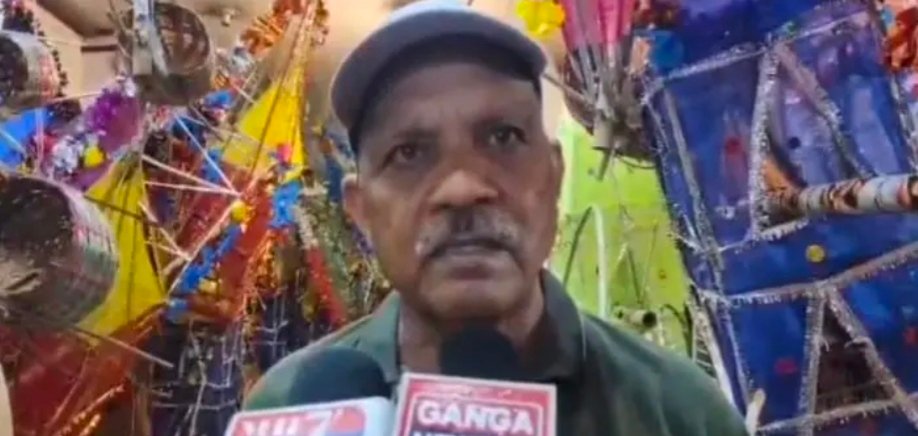 कांवड़ संघ के अध्यक्ष राम अवतार चौहान पिछले 35 वर्षों से कांवड़ निर्माण के कार्य से जुड़े हुए हैं। उन्होंने बताया कि पिछले तीन-चार वर्षों से मंदिरों में चढ़ाई जाने वाली विशेष कांवड़ों का निर्माण वे स्वयं तथा अपने परिवार और स्थानीय हिंदू महिलाओं से करवा रहे हैं।