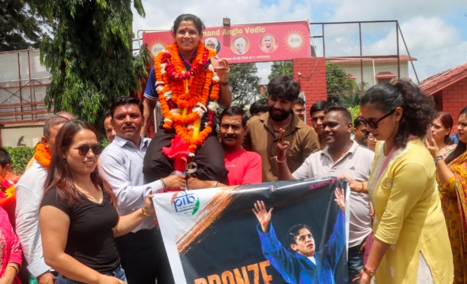 राष्ट्रमंडल खेलों में देहरादून की बेटी और डीएवी की पूर्व छात्रा उन्नति शर्मा ने कांस्य जीत बढ़ाया देश और उत्तराखंड का मान,दून पहुंचने पर जगह हुआ भव्य स्वागत