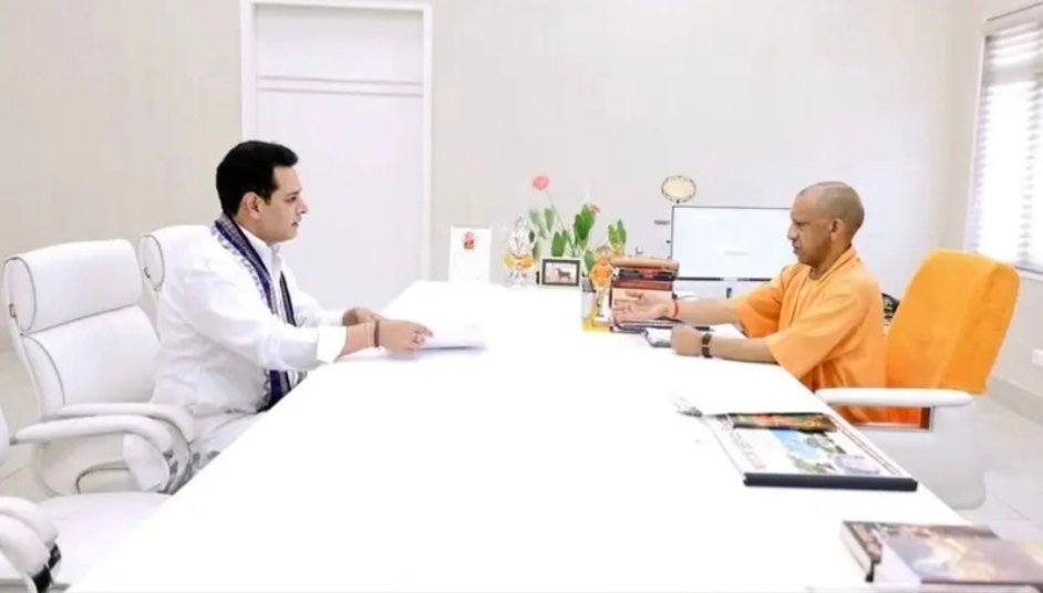 लखनऊ में मान्य मुख्यमंत्री योगी जी से मिले पूर्व सांसद एवं लोकप्रिय नेता राघव लखनपाल शर्मा जी