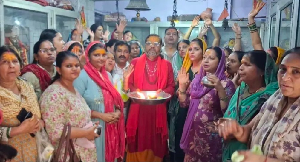 राष्ट्र कल्याण एवं विश्व शांति के लिए विशेष रुद्राभिषेक कर आचार्य रमेश सेमवाल जी महाराज ने की जनकल्याण की कामना,बड़ी संख्या में भक्तजन रहे मौजूद