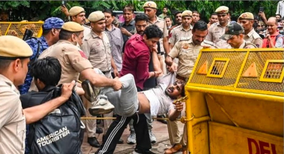 जंतर मंतर जा रहे युवा प्रर्दशनकरियों और पुलिस के बीच झड़प छात्रों ने बैरिकेडिंग तोड़ी हंगामा जारी दीपके सहित कई लोग